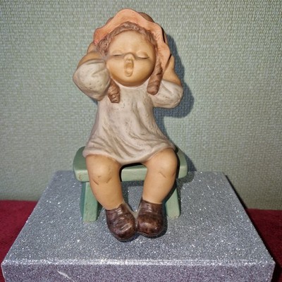Goebel Figur Nina&Marco / Mädchen auf Bank   /  Top Zustand