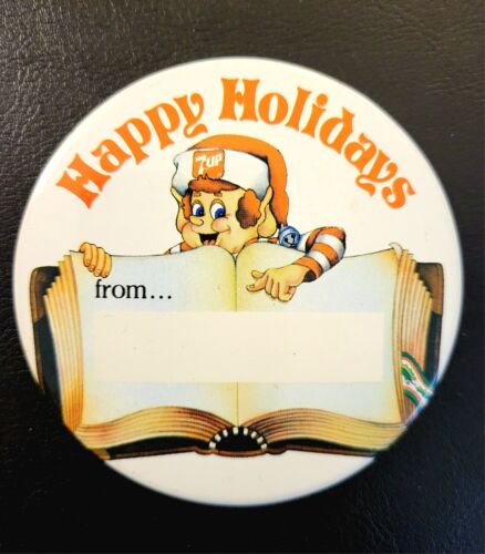 7up Happy Holidays Name Tag Pinback Button Christmas Vintage Soda Advertising  - Afbeelding 1 van 2