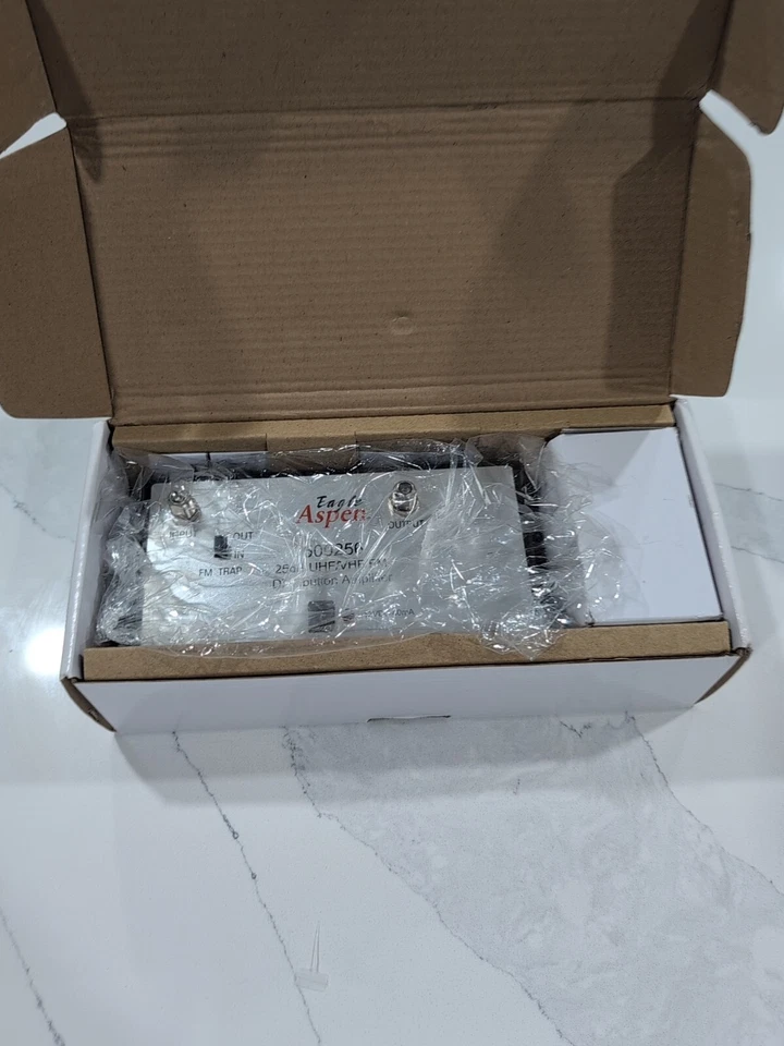 Amplificador de distribución Eagle Aspen 500256 25dB UHF/VHF/FM (plateado) Foto 2 de 4