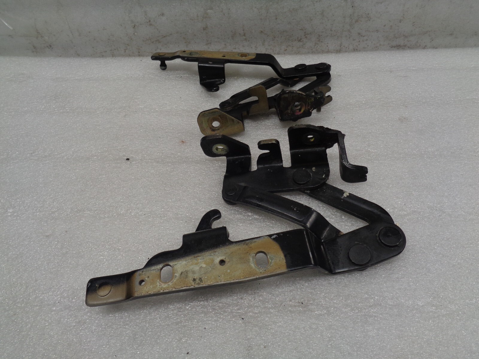 2005-2008 Maserati Quattroporte Front Left Right Hood Hinge Set OEM AK221036