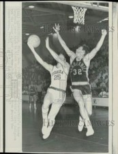 1967 Press Photo Kenny Campbell blocks driving layup by Mike Rollyson in Florida