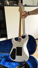 Squier Stratocaster E-Gitarre Rechtshänder Weiß 6-saitig Solidbody mit Koffer