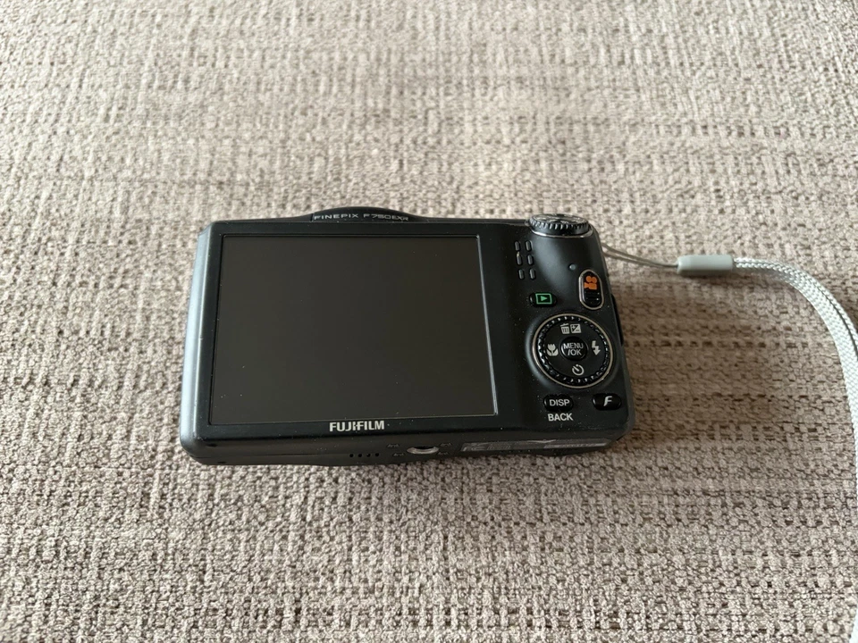 Fujifilm Finepix F750EXR Digital Camera 16 Mega CMOS White 20X Zoom - Image 2 of 4