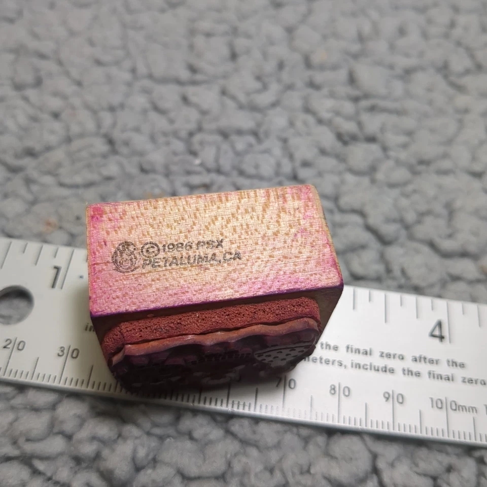 Sello de goma montado en madera Psx 1986 vintage tres muñecos de trapo niñas tomados de la mano Foto 4 de 4