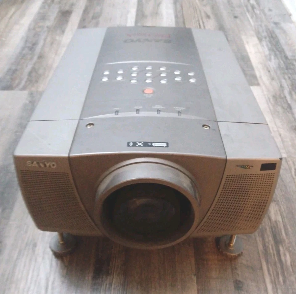 Working Sanyo PLC-XP30 Large Venue Presentation Projector  PRO xtraX Multimedia  - Image 2 of 4