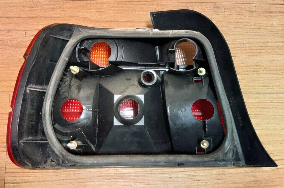 1995-1999 BMW 318ti E36 Hatch OEM Right Tail Light Assembly - Great Condition Foto 4 de 4