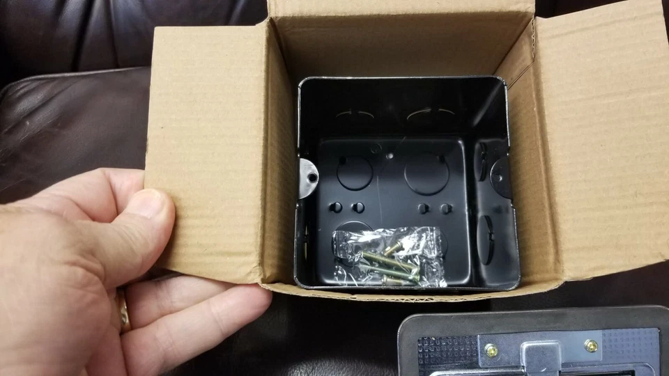 Caja de piso emergente de acero inoxidable con receptáculo GFCI Foto 3 de 4