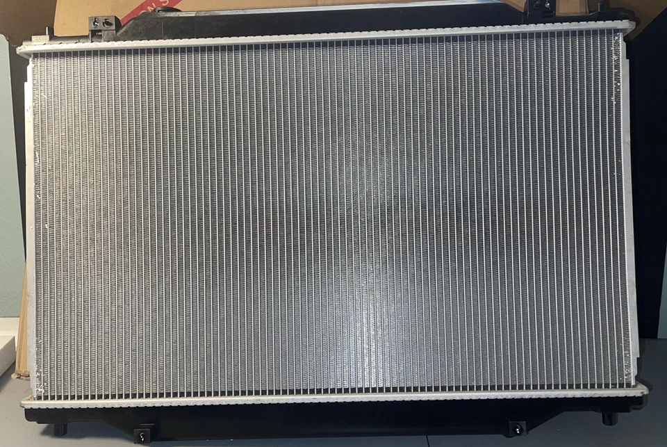 Radiador CSF RAD3020 Toyota Tundra/Sequoia 2014-20 | 4,6 L/5,7 L V8 Foto 2 de 3