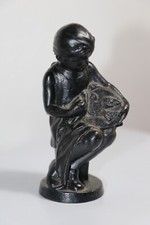 Sammelfigur Stickendes Mädchen. KASLI