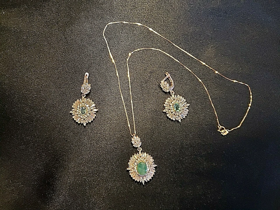 IMPRESIONANTE DISEÑO ANTIGUO - Juego de collar y pendientes genuinos de esmeralda y circonita cúbica 18K RG Foto 4 de 4
