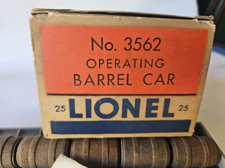 LIONEL 3562-25  A.T. & S.F. VAR.-B- BLUE LTRS OPER.BARREL CAR + 106 Bin - Image 3 of 4