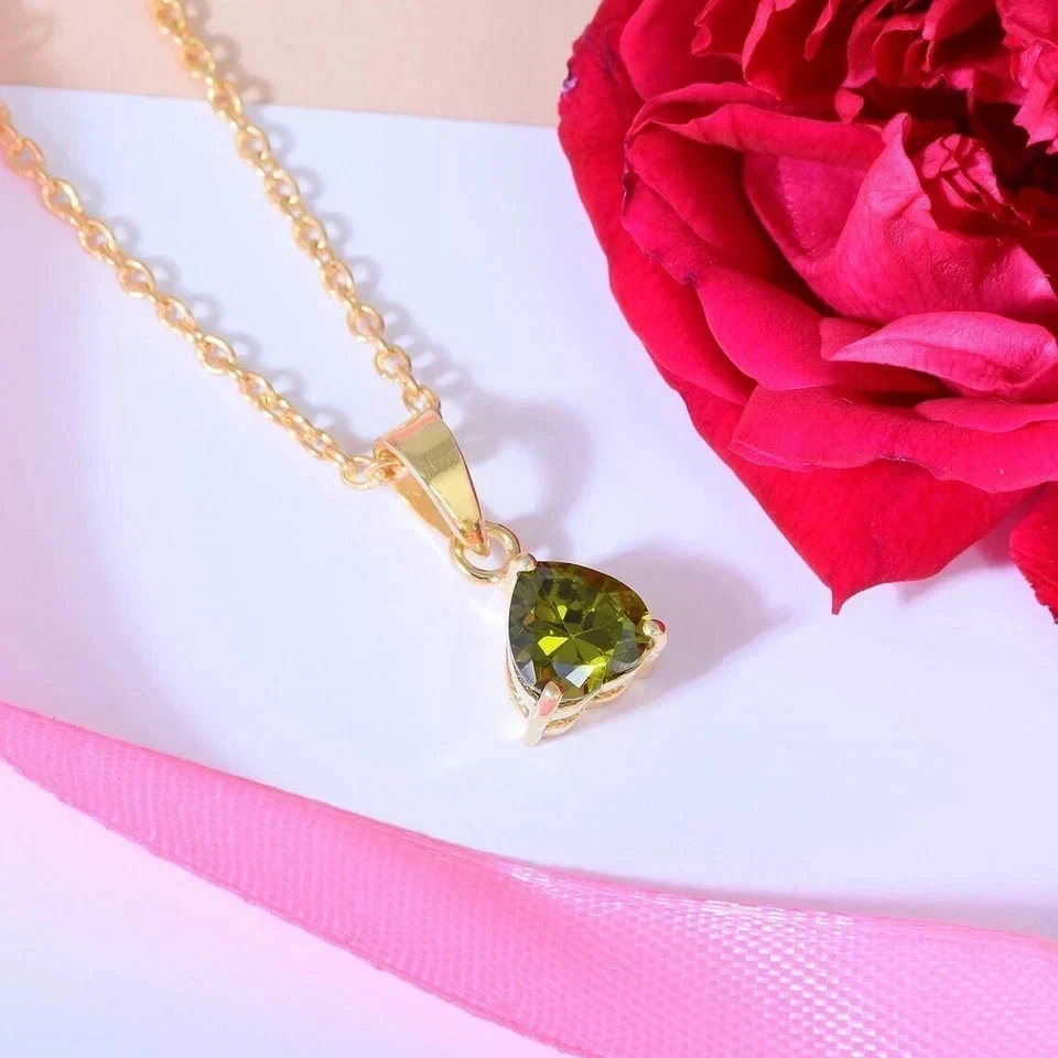 Colgante enchapado en oro amarillo de 14 quilates con forma de trébol simulado de corazón de 2 quilates Foto 4 de 4