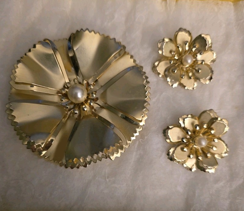 Vintage Gold Tone Floral 3D Brooch and Clip On Earring Set With Pearl Center