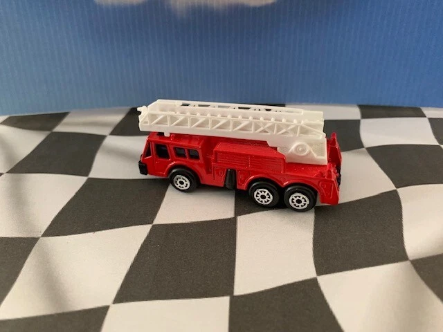 Maisto Fire Department Ladder Truck Red 1:64 - Image 3 of 3