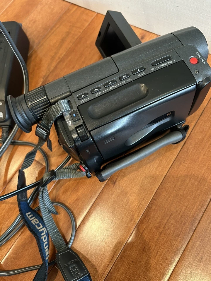 Sony Handycam Vision CCD-TRV212 Video 8 Camcorder Recorder 26x - Image 4 of 4