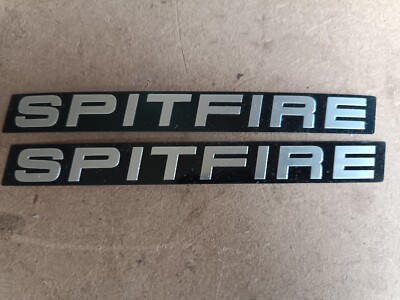  2 TRIUMPH SPITFIRE ABZEICHEN EINSÄTZE GEPRÄGT. NOS? Schnäppchenpreis. 