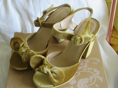 oasis gold shoes