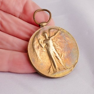 WW1 VICTORY MEDAL The Great War STAMPED: 18820 PTE F. FREELAND OXF. & BUCKS L.I.