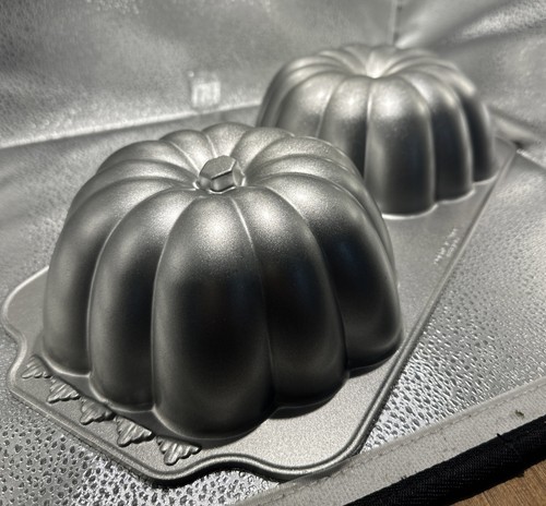 Williams Sonoma Nordic Ware Great Pumpkin Pan 3D Cake Mold 10-Cup Fall Bundt - Picture 9 of 11