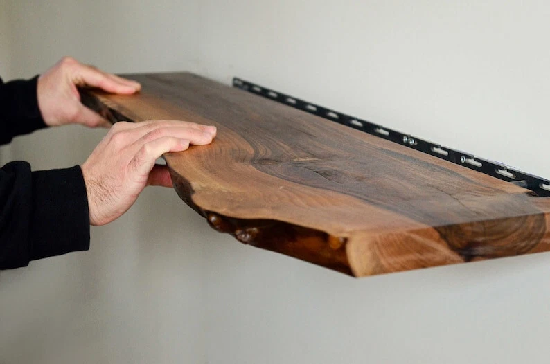 Estantes de pared flotantes de madera rústica de alta resistencia con borde vivo para decoración de cocina Foto 2 de 4