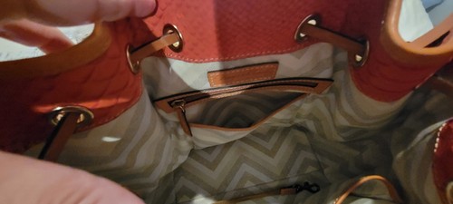 Dooney & Bourke Bucket Bag Python geprägt Koralle Leder Kordelzug Neu - Bild 6 von 17
