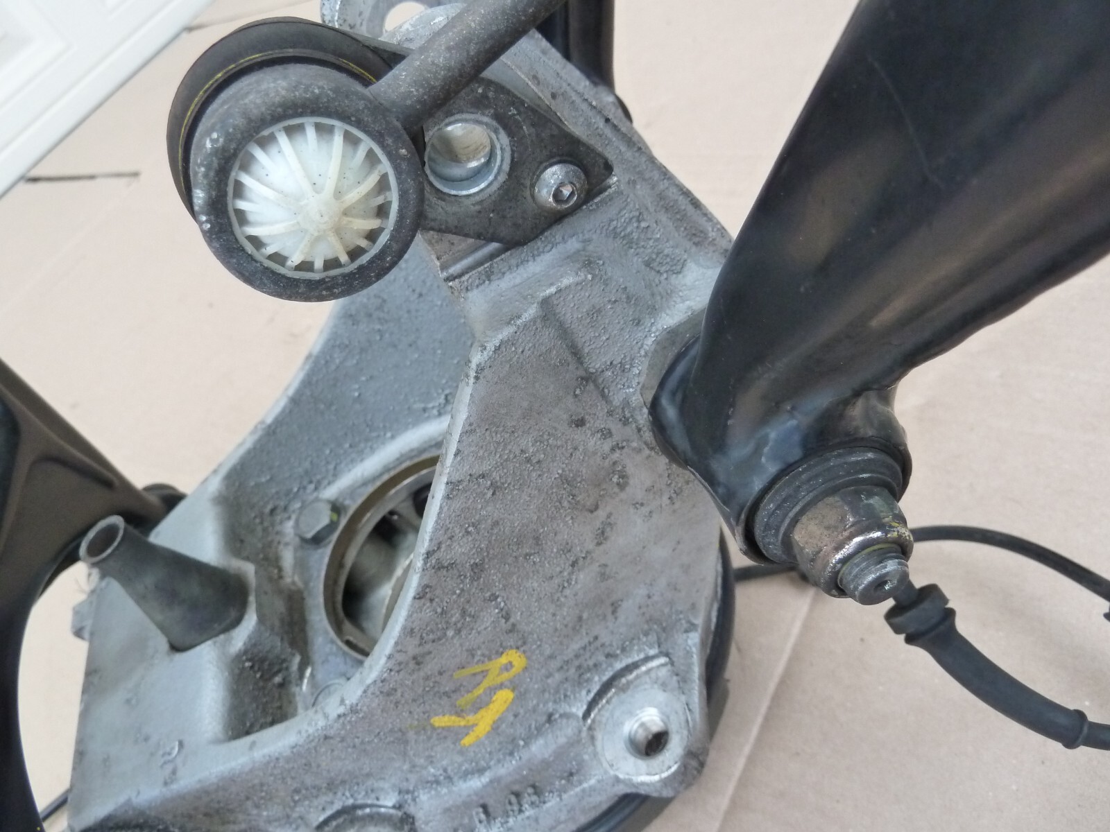 FERRARI 355 RIGHT REAR SUSPENSION KNEE ARMS SPINDLE KNOKLE F355 F129