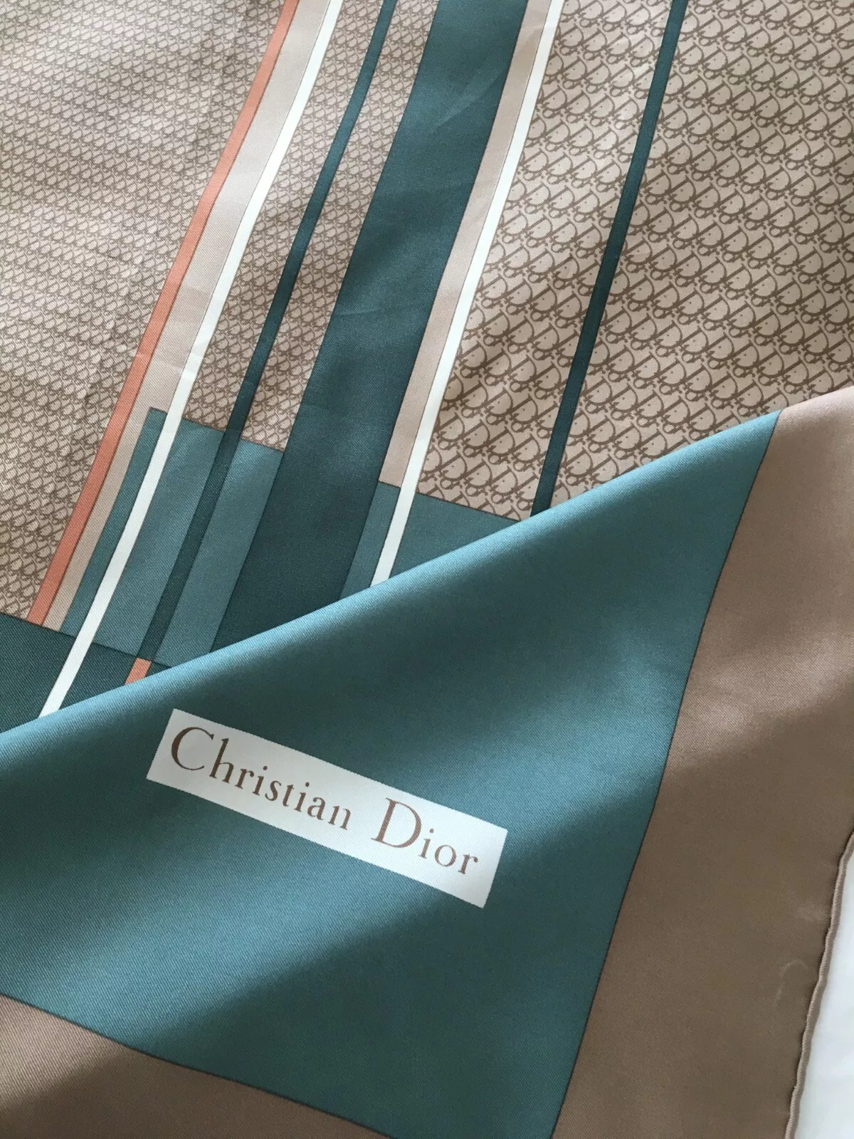 Foulard Christian Dior trotteur en sergé de soie beige vert 30x31 pouces