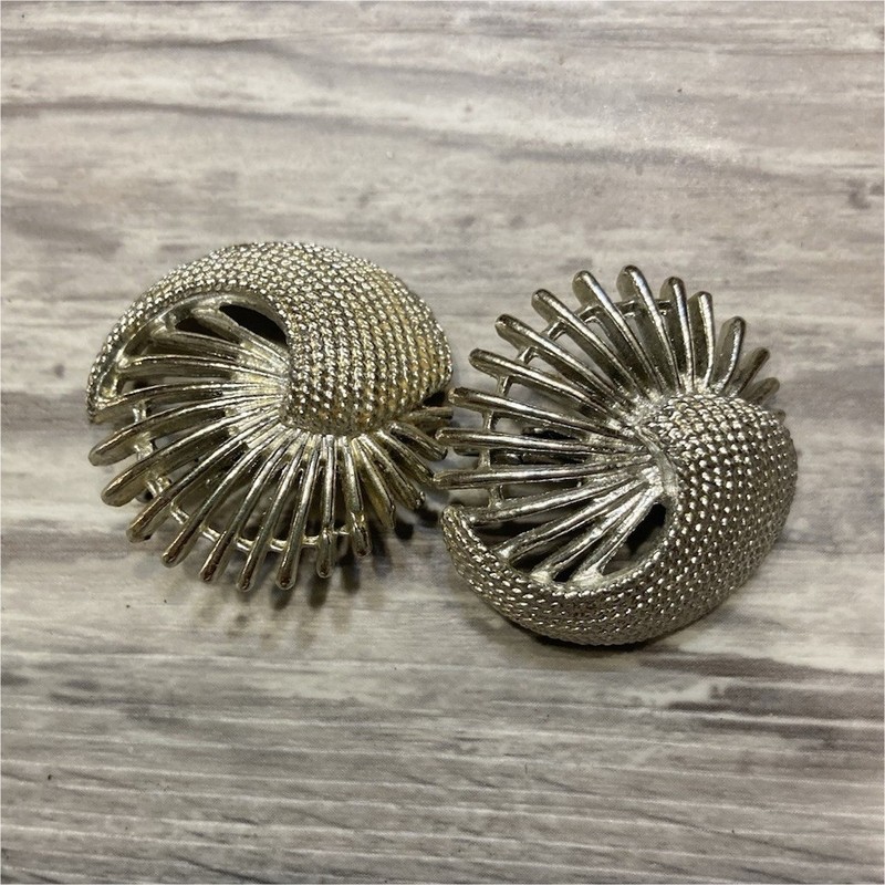 Vintage Silver Tone Metal Round Textured Swirl clip on for Lobe Pair, No Stone