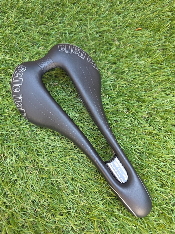 Selle Italia SLR SuperFlow Saddle, Carbon, Ti 316 Rails, 145 x 277mm, Excellent!