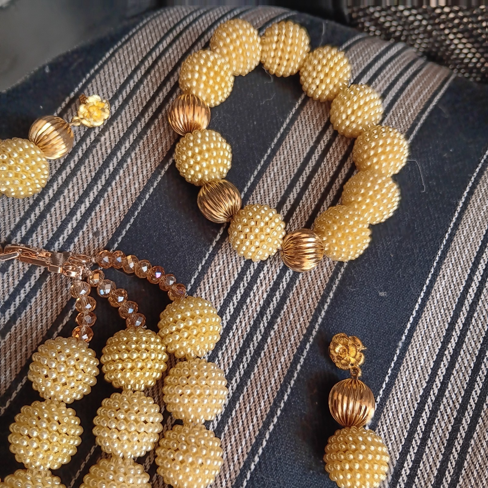 Parures créateur uniques d'exception, ensemble de bijoux en nacre et or fin