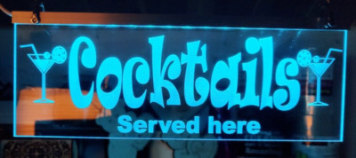 personalisiertes Barschild offen - Cocktails werden hier serviert Neon-Stil LED beleuchtet