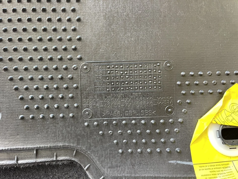 Juego de 4 alfombrillas negras Toyota RAV4 2013-2018 OEM PT206-42130-20 Foto 3 de 4