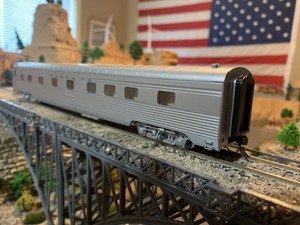 Walthers Ho Scale Pullman Standard 4-4-2 Sleeper Santa Fe 932-6702 NEW