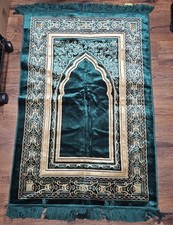 Islamic Prayer Mat Suitable for Home Prayer