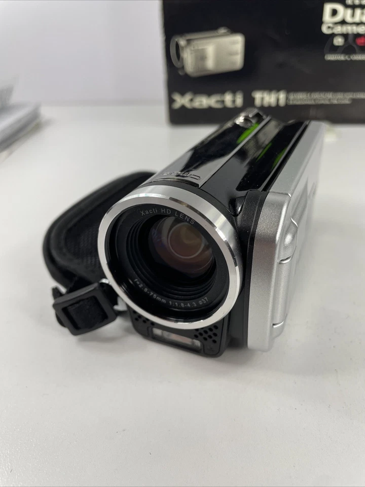 Cámara dual Sanyo Xacti VPC-TH1 HD videocámara cámara de video plateada - con caja. Foto 2 de 4