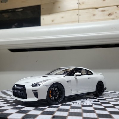 1/18 MotorHelix Nissan GTR R35 NISMO Track Edition Brilliant White MH83518