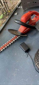 BLACK+DECKER Hedge Hog Corded Hedge Trimmer Front-Hand Guard Red/Black