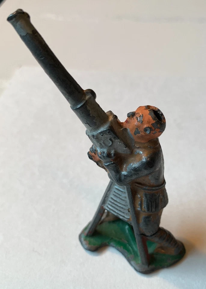 Жестяной шлем зенитчика пулеметчика Barclay Lead Soldiers 774 702 - Изображение 2 из 4