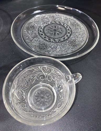 VINTAGE ANCHOR HOCKING "SANDWICH" PATTERN CLEAR SNACK SET OF 4 PLATES AND CUPS - Picture 8 of 9