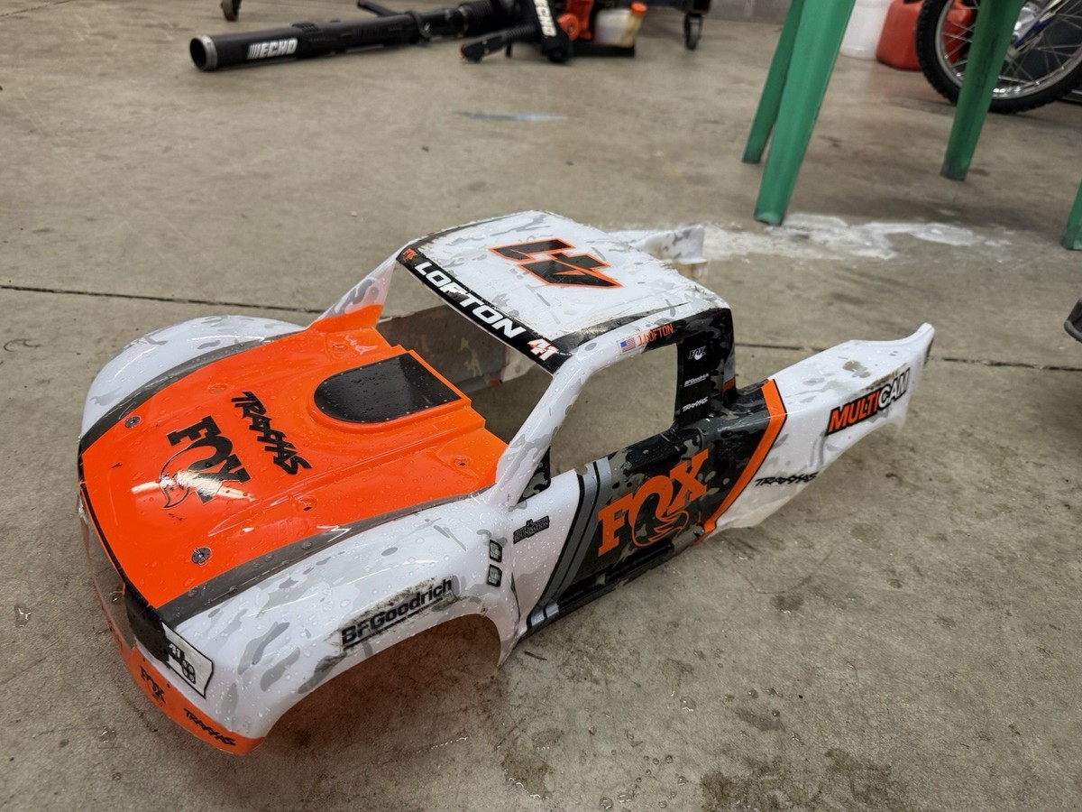 Traxxas Unlimited Desert Racer UDR Fox Edition Orange White Body