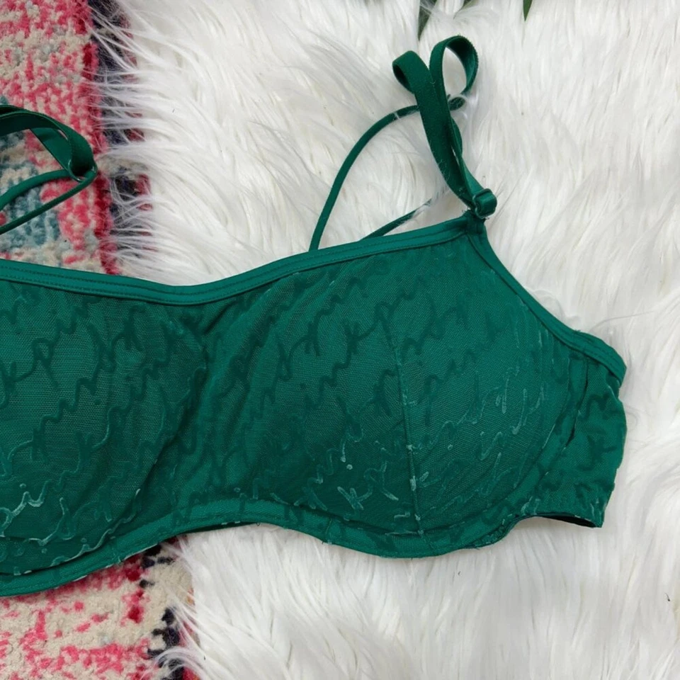 Sujetador Push Up ROSA Victoria's Secret Verde Terciopelo Logo Mediano Foto 3 de 4