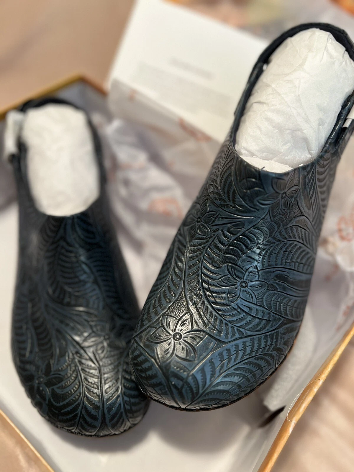 NIB Bella Vita Starlee womens Clogs Navy Blue Tooled Leather shoes size 8.5