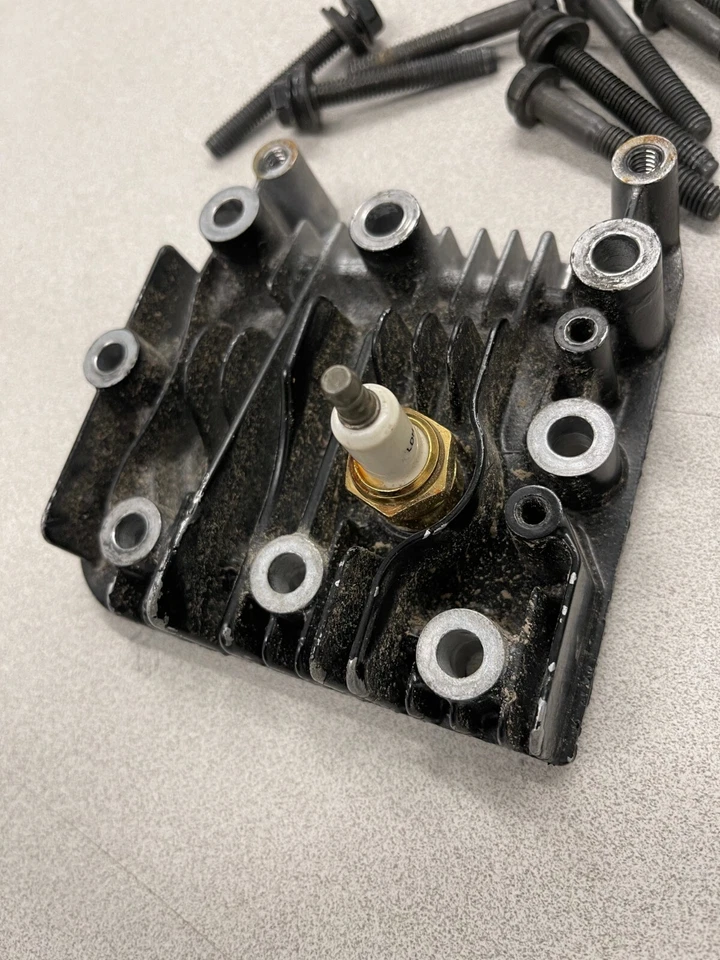 Briggs and Stratton Cylinder head Engine model 126M02-0015-F1 - Image 2 of 4