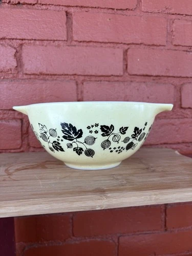 Pyrex Vintage 1960s Gooseberry Yellow Black Mixing Bowl 1.5 Qt No Chips