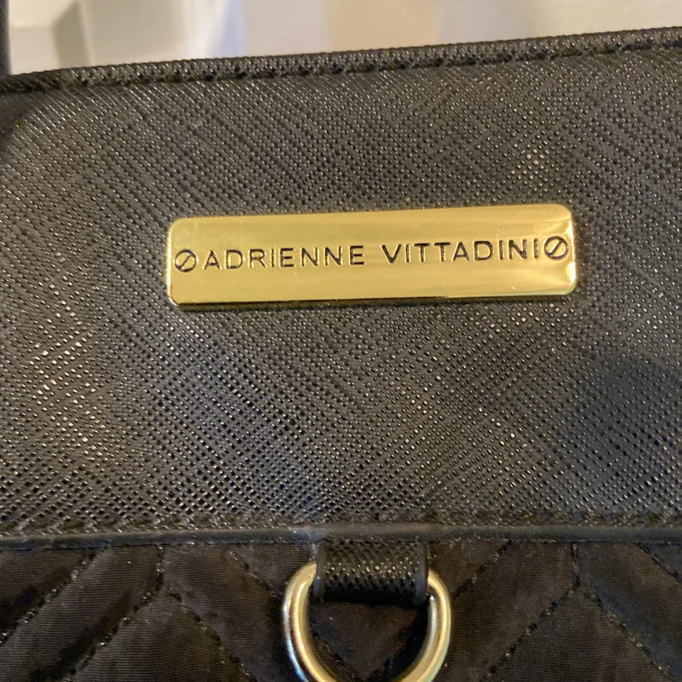 Bolso de Viaje Adrienne Vittadini Negro Acolchado Lona Durante la Noche Fin de Semana Clásico Foto 2 de 4