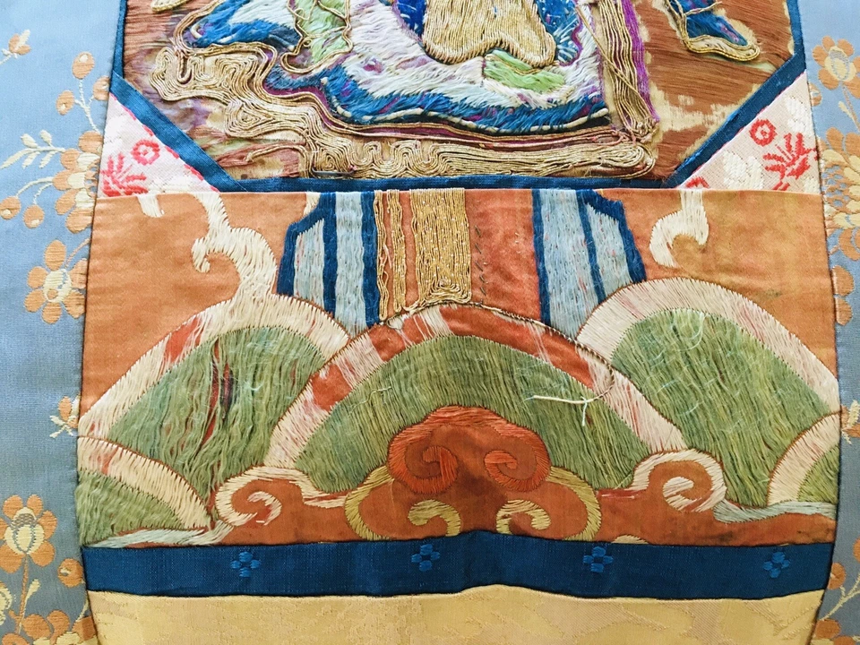 Antigua almohada china Qing bordada a mano con borde/respaldo de escalamandra Foto 3 de 4