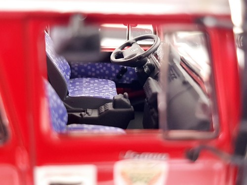 Norev 1:43 scale Mercedes-Benz Unimog U5000 2005 CCFM Sides Camion de Pompier - 第 6/9 張圖片