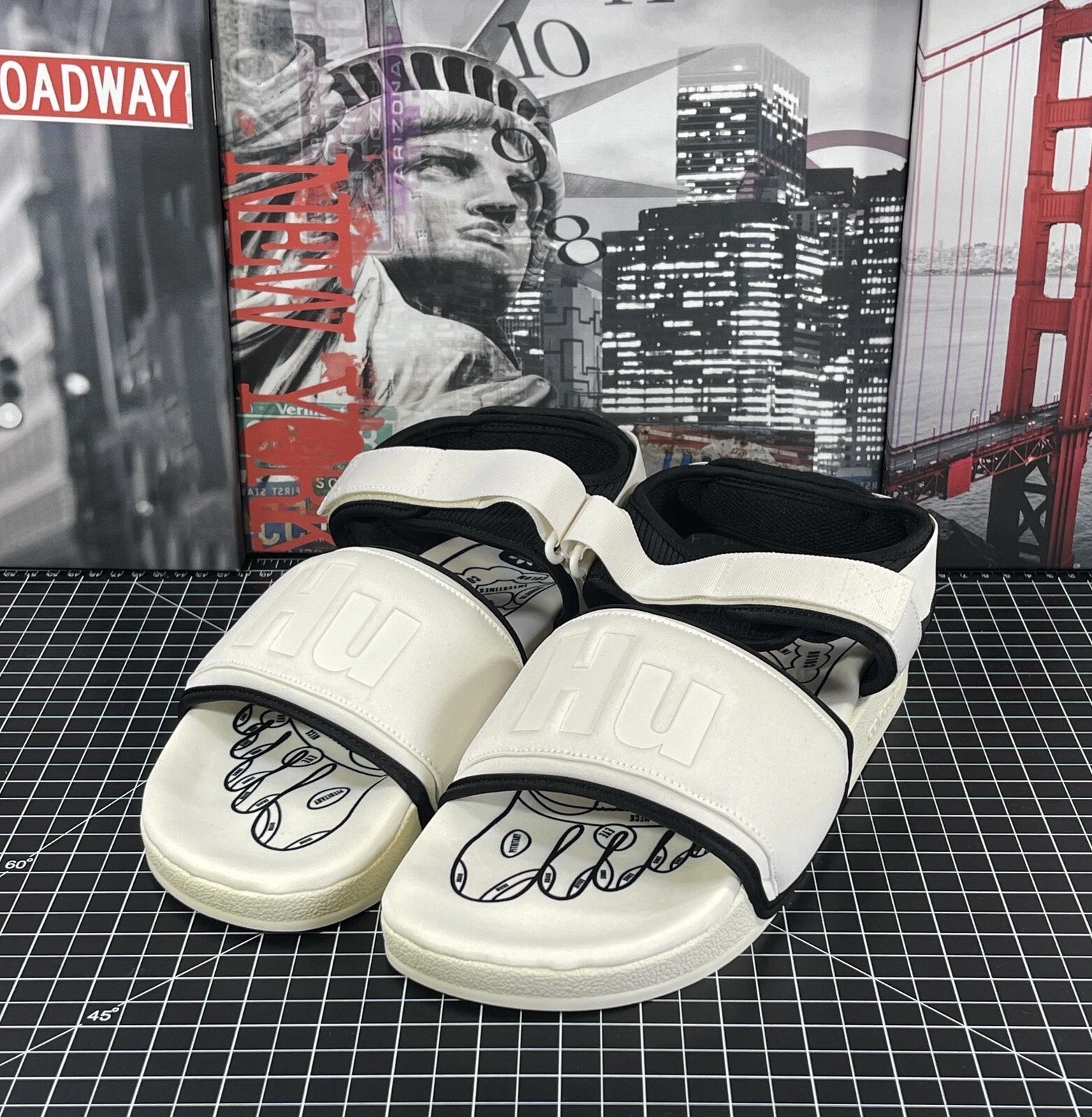 Adidas x Pharrell Hu Human Race Adilette 2.0 bianche da uomo taglia 9 stile GZ1891 NUOVE