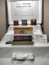 HO Scale Roundhouse Santa Clause - Farm Fresh Egg Nog 1999  Box Car Kit 7890 NIB
