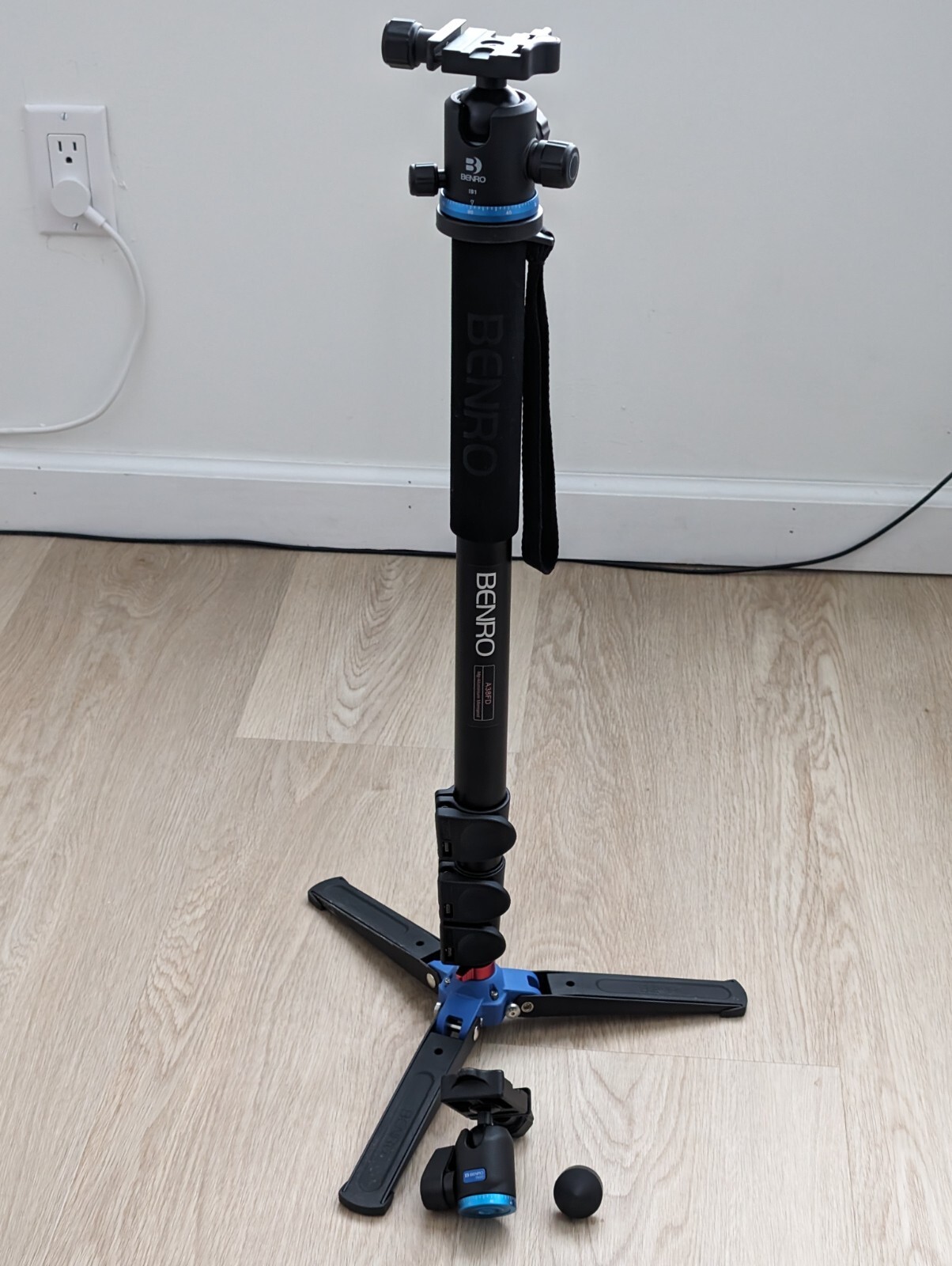 Benro A38FD Aluminum Monopod with Locking 3Leg Base Plus two Ballheads